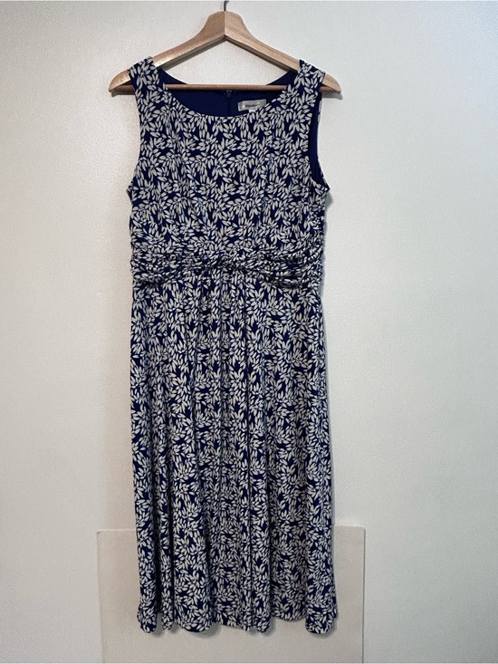 dressbarn Dresses & Skirts - Dressbarn Sleeveless Navy Blue & White Leaf Print Dress Size 12